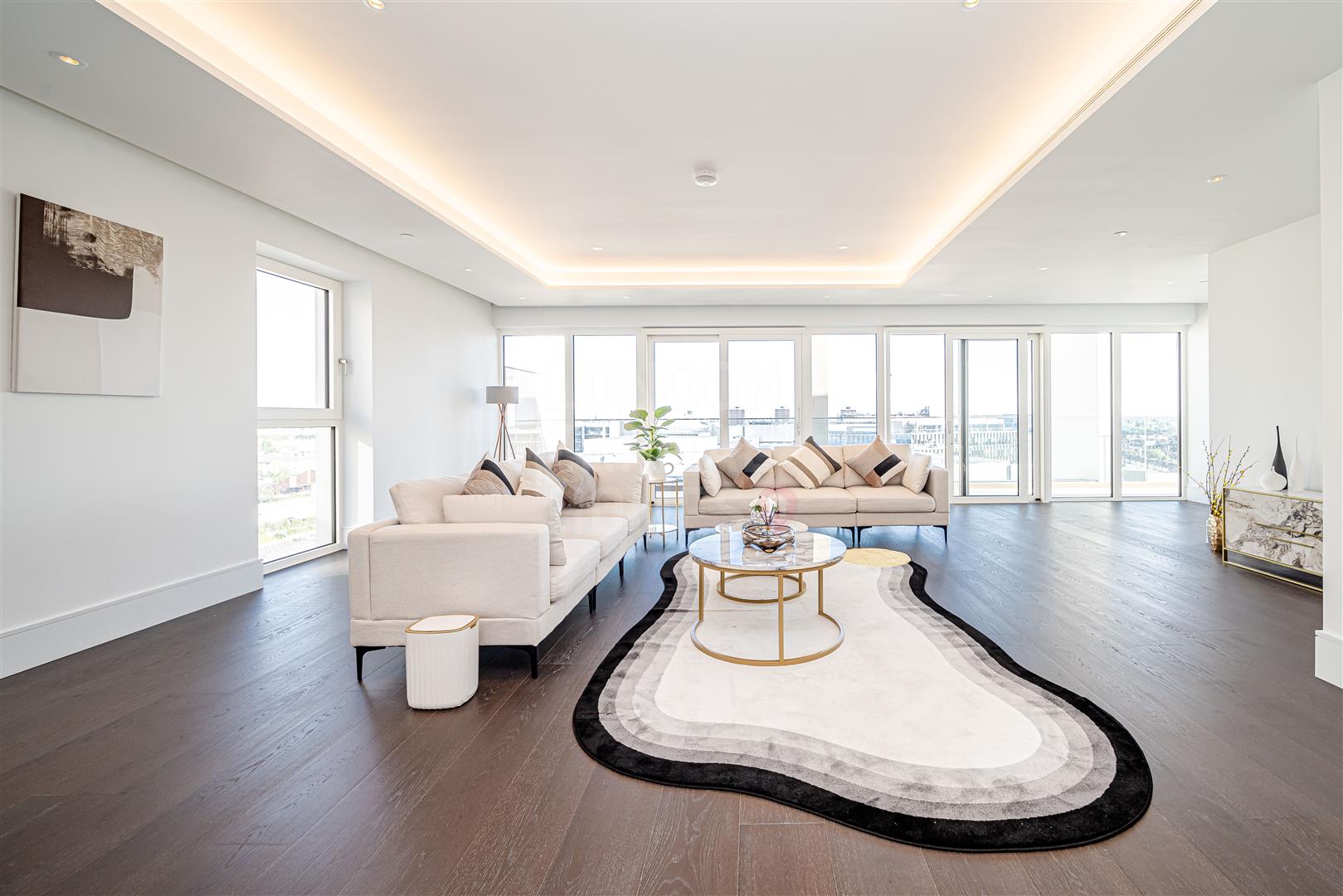 4 bed property in Lincoln Apartments, Fountain Park Way, London